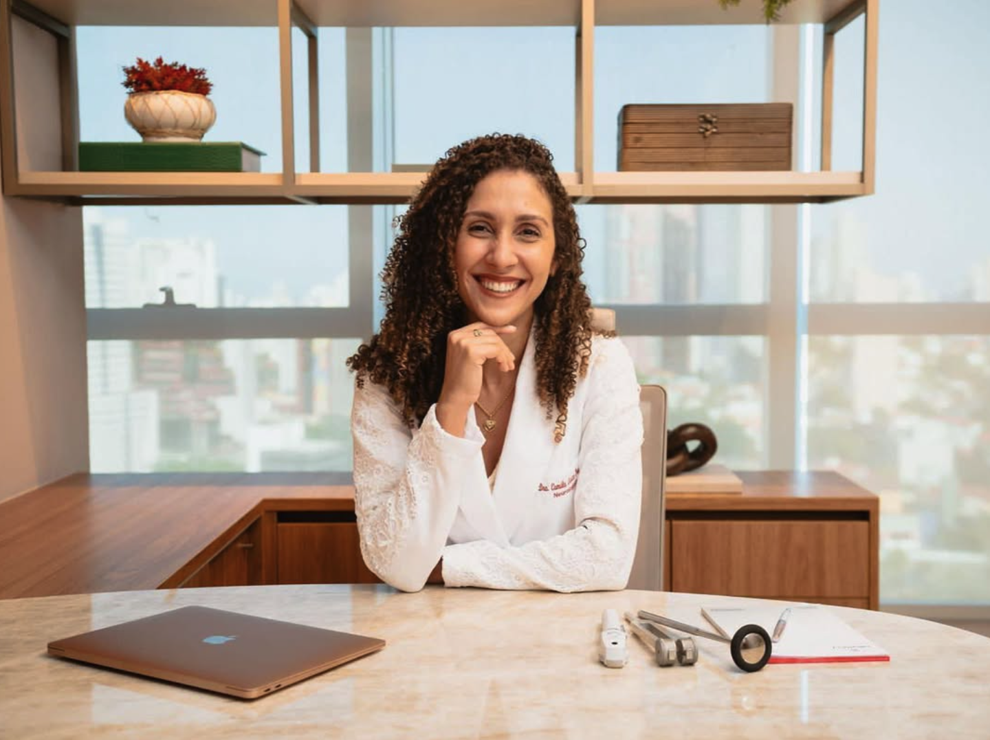 Dra. Camila Orrico, neurologista, em seu consultório